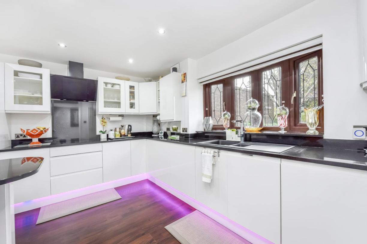 Séjour chez l'habitant Docklands Stay, In Modern Spacious House - Near Excel Centre, Airport, Uel,sleeps 2 Londres