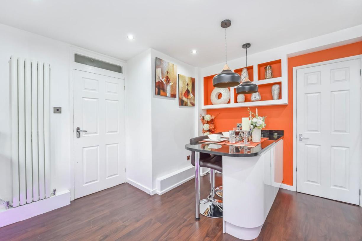 Séjour chez l'habitant Docklands Stay, In Modern Spacious House - Near Excel Centre, Airport, Uel,sleeps 2 *